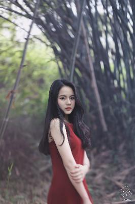 中午妈妈在厨房做饭