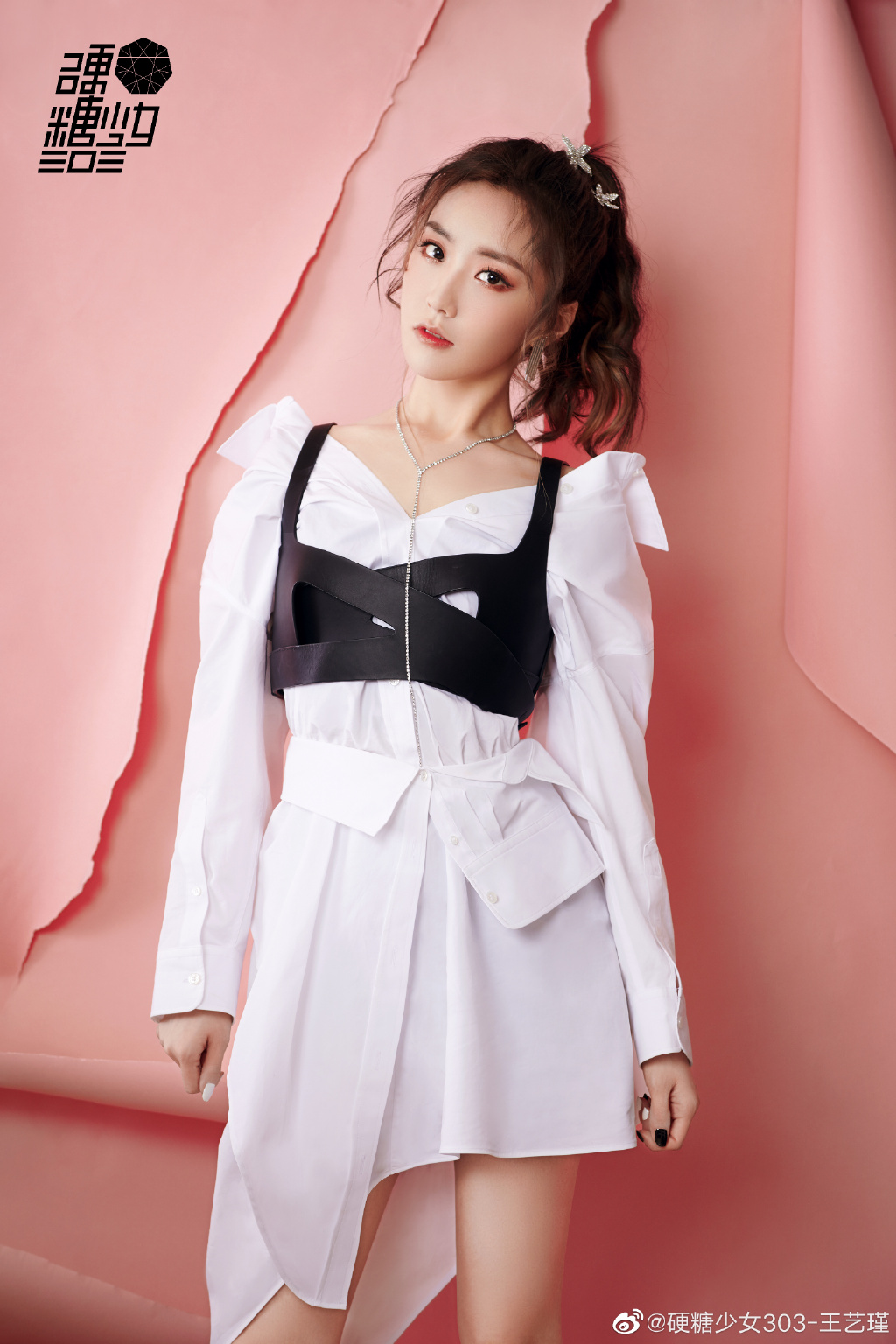 年轻漂亮的女士护士内衣